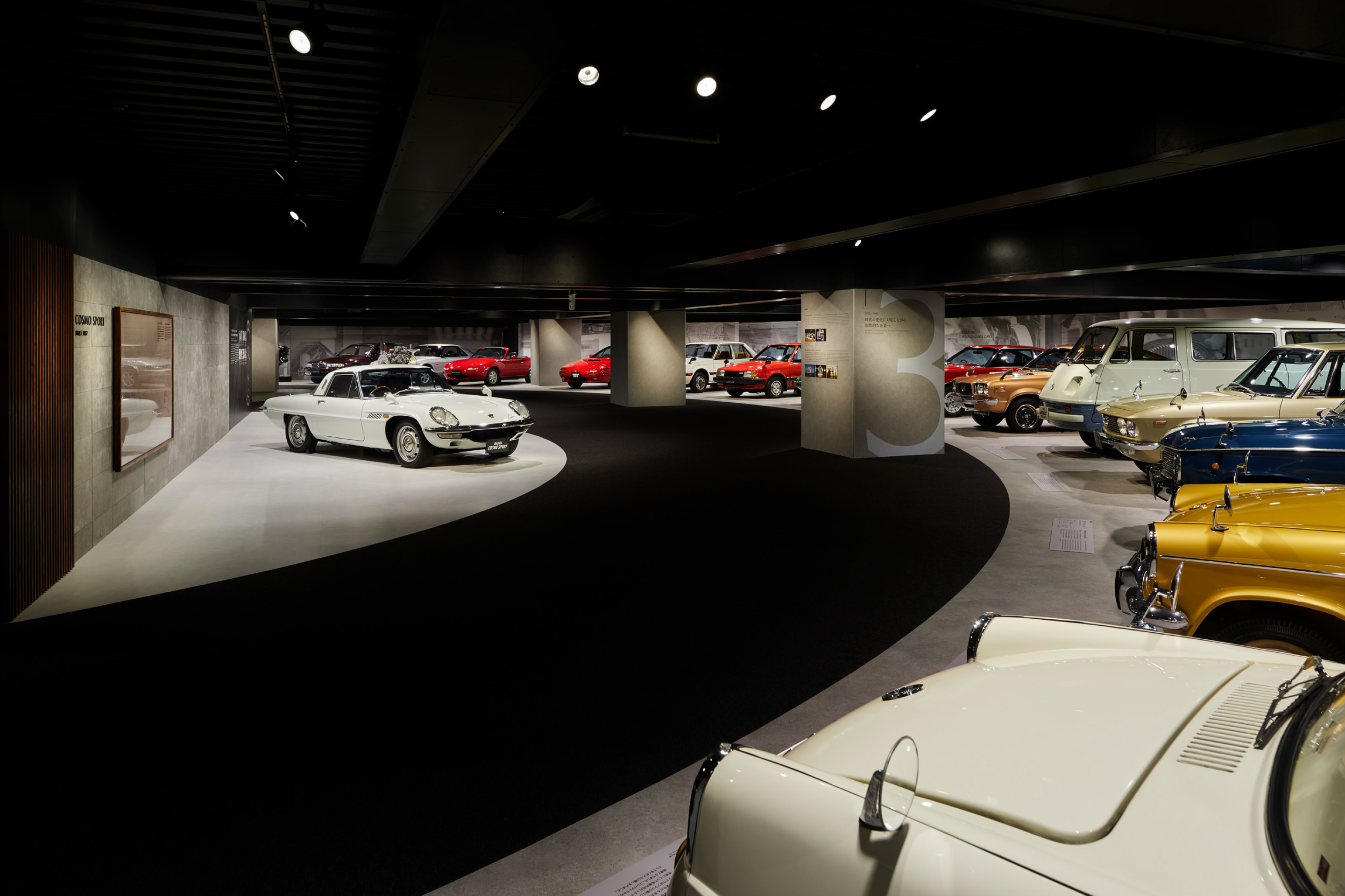 MAZDA MUSEUM の内観 1